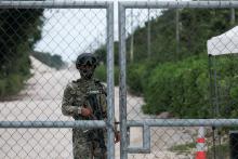 Un miembro de la Armada de México hace guardia dentro de Sac-tun, la subsidiaria de Vulcan Materials Co.
