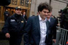 El expresidente ejecutivo de FTX, Sam Bankman-Fried, que enfrenta cargos de fraude por el colapso de la bolsa de criptomonedas, sale de su audiencia en la corte federal de Manhattan en la ciudad de Nueva York, EEUU.
