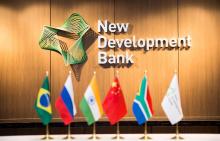 Logo de banco y banderas de países BRIC