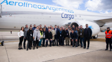 avion carguero y gente