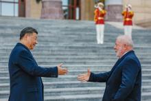Lula y Xi Jinping saludando