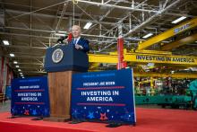 Joe Biden en una fábrica