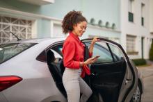 Mujer subiendo a taxi