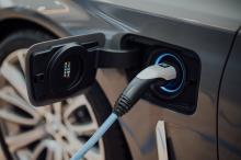 Auto eléctrico en estación de carga