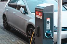 Auto eléctrico en estación de carga