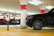 Auto eléctrico en estación de carga