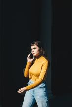 mujer hablando por teléfono
