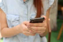 Mujer usando smartphone