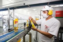 Trabajador en línea de operación de Alicorp