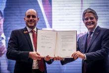 Guillermo Lasso firma TLC China