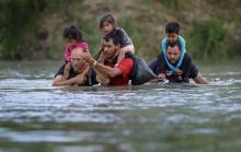 Migrantes cruzan el Rio Bravo, foto Xinhua