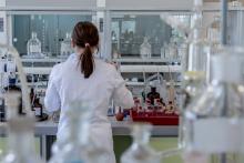 investigador en laboratorio