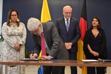 Firma de acuerdo. Foto: Ministerio de Cultura de Colombia vía Twitter.