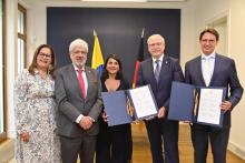 PErsonas en firma de acuerdo