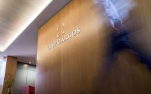 Grupo Argos logo en oficina