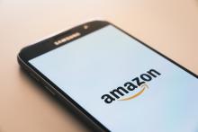 Logo Amazon en teléfono
