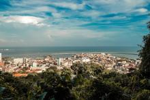 Ciudad en la costa. Foto: Pexels. 