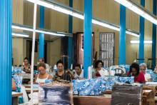 Trabajadores en fábrica. Foto: Unsplash. 