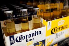 Foto de archivo ilustrativa de botellas de cerveza Corona en un supermercado en Los Angeles, California April 1, 2015. REUTERS/Lucy Nicholson/