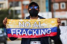 Un hombre sujeta una bandera colombiana con la frase "No al fracking" durante una protesta contra los proyectos piloto de fracking, en Bogotá, Colombia, 22 de abril, 2022. REUTERS/Luisa González