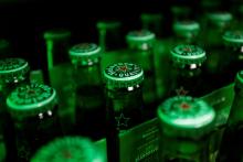 Botellas de cerveza Heineken crédito foto Reuters