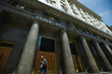 Un hombre camina frente al Ministerio de Economía en Buenos Aires, Argentina. 20 Nov 2023. REUTERS/Agustin Marcarian