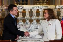 La presidenta de Perú, Dina Boluarte, y su contraparte ecuatoriano, Daniel Noboa, se saludan poco antes de una conferencia de prensa conjunta en medio de una visita oficial del mandatario a Lima. Perú. Julio 4, 2024. REUTERS/Sebastian Castañeda