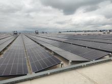 Placas solares instaladas en la azotea del Centro Logístico de Amazon en Bobes, Siero. - EUROPA PRESS