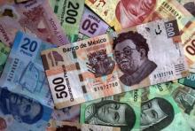 Reuters crédito foto con billetes mexicanos 