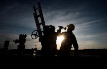Trabajadores son retratatos durante la construcción del gasoducto Néstor Kirchner, en Macachín, La Pampa, Argentina, el 25 de abril de 2023.