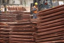 Las nuevas restricciones por el COVID en China llevan al cobre a un mínimo de dos semanas