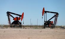 Petróleo y oro suben por la esperanza de que se suavicen los controles chinos por COVID