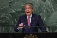 Presidente de Ecuador fija por decreto salario básico en US$ 450 para 2023