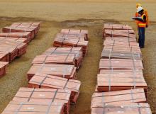 Cobre sube gracias a declive del dólar y alivio de restricciones por COVID en China