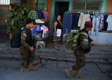 El Salvador despliega 10,000 efectivos en violento suburbio de la capital dominado por pandillas