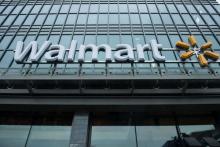 Falabella y Walmart revisan stock por menor consumo en Chile