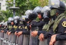 Miles de aimaras se manifiestan en el sur de Perú y alertan de una "guerra civil" si continúa llegando el Ejército